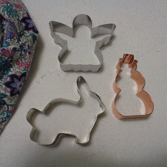 COSPLAY WESTERN OLD FASHIONED BONNET & 3 VINTAGE METAL COOKIE CUTTERS LOT main image 6